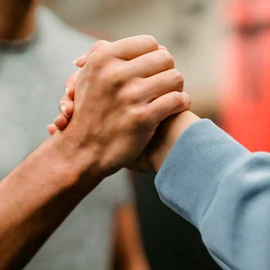 dos personas, saludo, manos, salud, PROGRAMA MENTE VIRIL, terapéutico personalizado en Psukhe, Centro de Hipnosis. Guayaquil, Ecuador, dirigido por Santiago Zurita, hipnoterapeuta