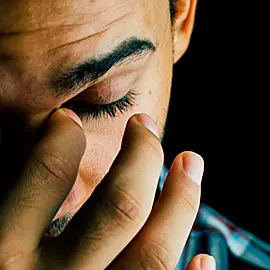 Hombre adulto con stress y ansiedad, eficaz tratamiento con hipnosis, programa terapéutico personalizado en Psukhe, centro de Hipnosis, Guayaquil, Ecuador, dirigido por Santiago Zurita, hipnoterapeuta